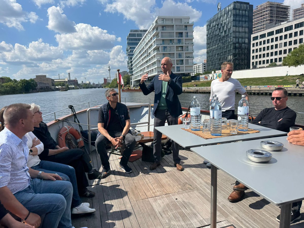 ArgillaTherm's tweet photo. #ArgillaTherm &amp; Friends Tour - Berlin Nach den Vorträgen von Axel Lange, Geschäftsführer von ArgillaTherm, Christian Schneider von Grünkool und Carl von Jagwitz von Heinle Wischer Partner ging es zu einer Bootsfahrt mit #Architekturführung durch #Berlin. https://t.co/0YhOTi59F5