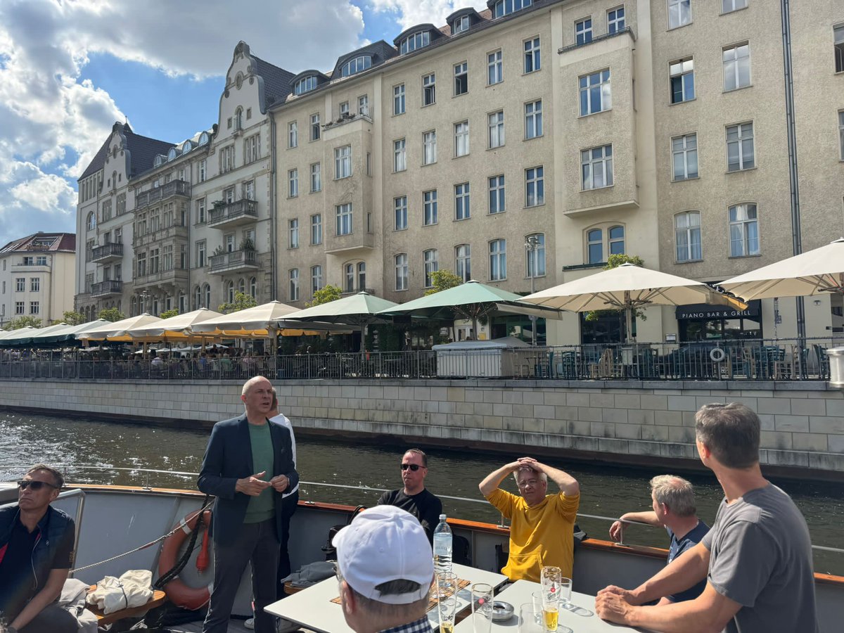 ArgillaTherm's tweet photo. #ArgillaTherm &amp; Friends Tour - Berlin Nach den Vorträgen von Axel Lange, Geschäftsführer von ArgillaTherm, Christian Schneider von Grünkool und Carl von Jagwitz von Heinle Wischer Partner ging es zu einer Bootsfahrt mit #Architekturführung durch #Berlin. https://t.co/0YhOTi59F5