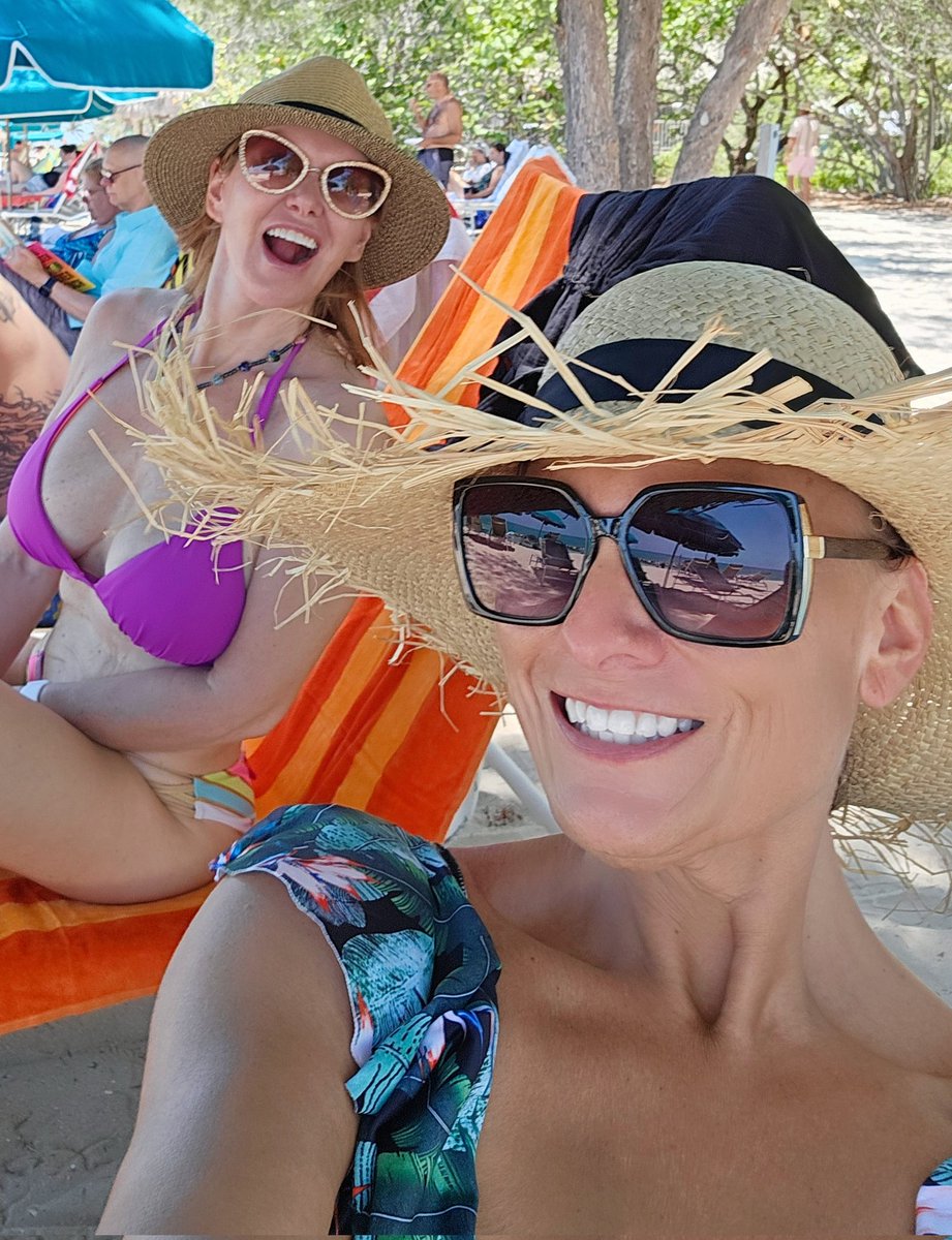 maryrenouf's tweet photo. Operation relaxation going well... https://t.co/YCRPFbIlZi