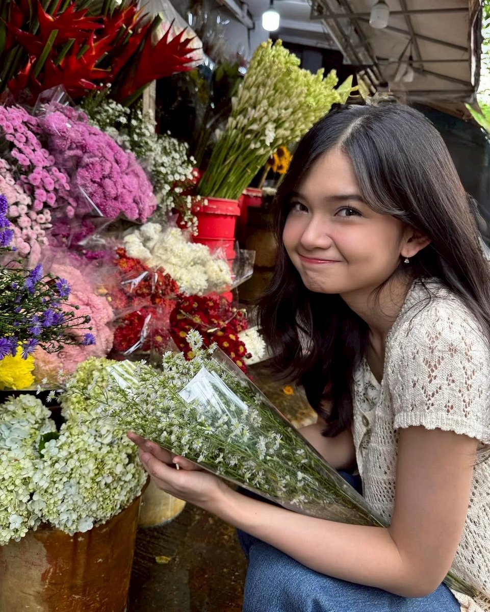Kautsarjanuar_r's tweet photo. Hihi cantik bangett ginii ,, bunganya aja kalah cantik sama yang pegang 😄🤍 @C_IndahJKT48 https://t.co/Z0DNqiN7CX