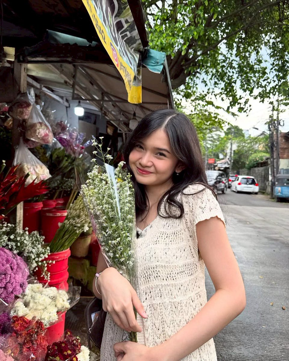 Kautsarjanuar_r's tweet photo. Hihi cantik bangett ginii ,, bunganya aja kalah cantik sama yang pegang 😄🤍 @C_IndahJKT48 https://t.co/Z0DNqiN7CX