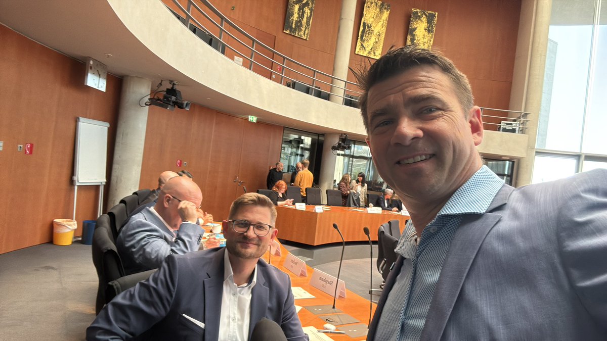 Natürlich bleiben Bänke im Plenum leer- aktuell konstituiert sich der Ausschuss Arbeit und  Soziales parallel