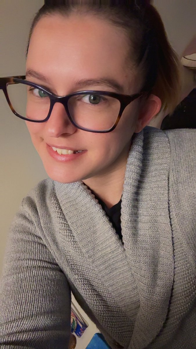 jellybean0327's tweet photo. Just a girl with glasses and a ponytail. #PonyTail #girlsinglasses #glasses #hazeleyes #WomanOnTop #womanover40 https://t.co/RBMeUPnSa0