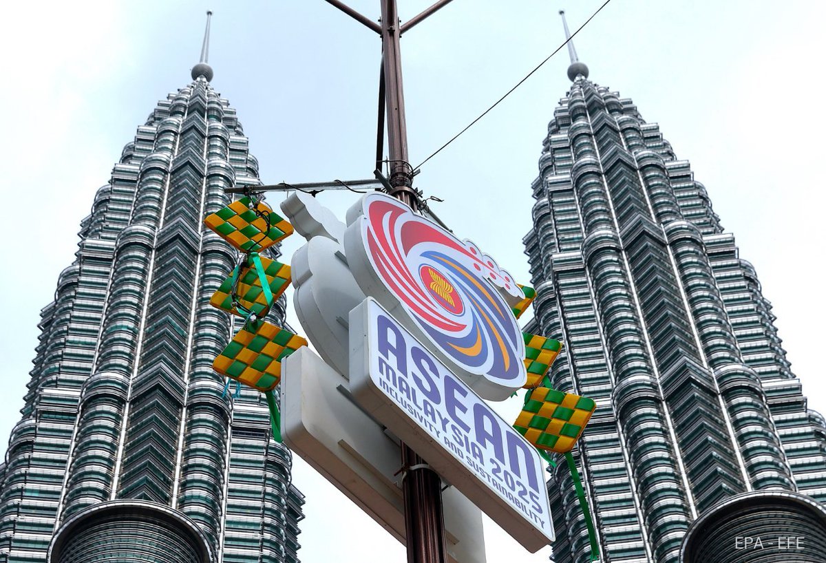 NewsBFM's tweet photo. Malaysia chose Kuala Lumpur over Putrajaya for the ASEAN Summit 2025 to better welcome international dignitaries.

"This was to showcase how much Kuala Lumpur has evolved since we last hosted the summit 10 years ago," says Communications Minister Fahmi Fadzil.

🧵1 https://t.co/jF7V2ppizj