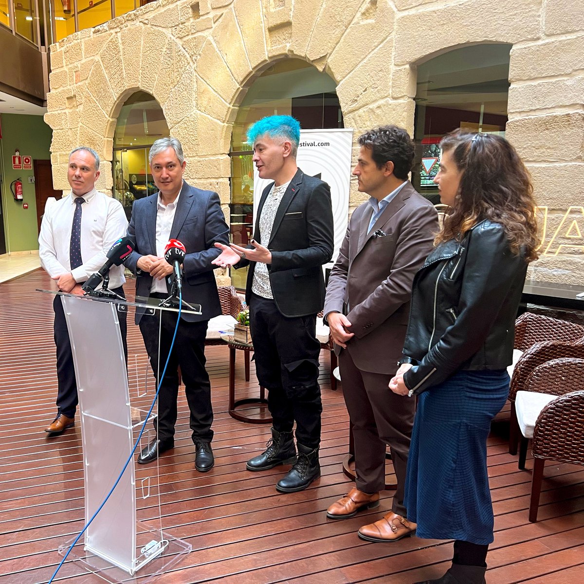 PakoCampo's tweet photo. 🎤✨ Esta mañana hemos presentado el proyecto Hotel ACTUAL en el Hotel F&amp;G de Logroño.
Formará parte del Festival ACTUAL 2026, que se celebrará del 2 al 5 de enero.
#actual2026 #festivalactual #hotelactual https://t.co/hb965i1q3s