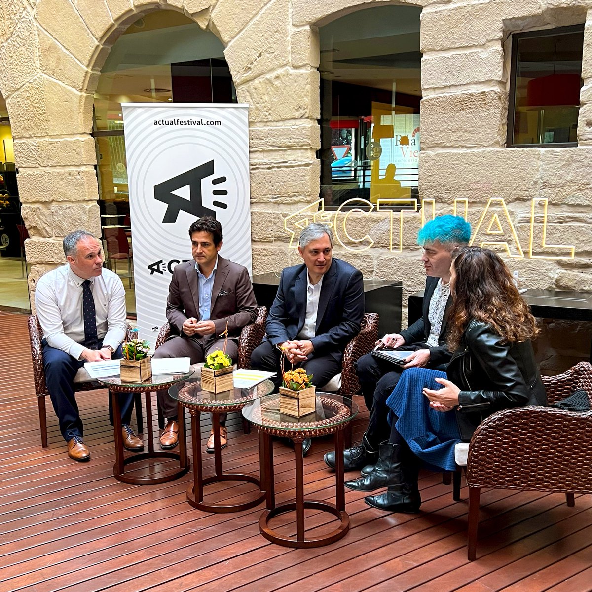 PakoCampo's tweet photo. La rueda de prensa ha contado con la participación de:
▪️ José Luis Pérez Pastor, Consejero de Cultura, Turismo, Deporte y Juventud
▪️ Roberto Iturriaga, Director General de Cultura
▪️ Mónica Yoldi, Directora de la ESDIR
▪️ Daniel Muela, Director del Hotel F&amp;G https://t.co/NhV28qgw2p