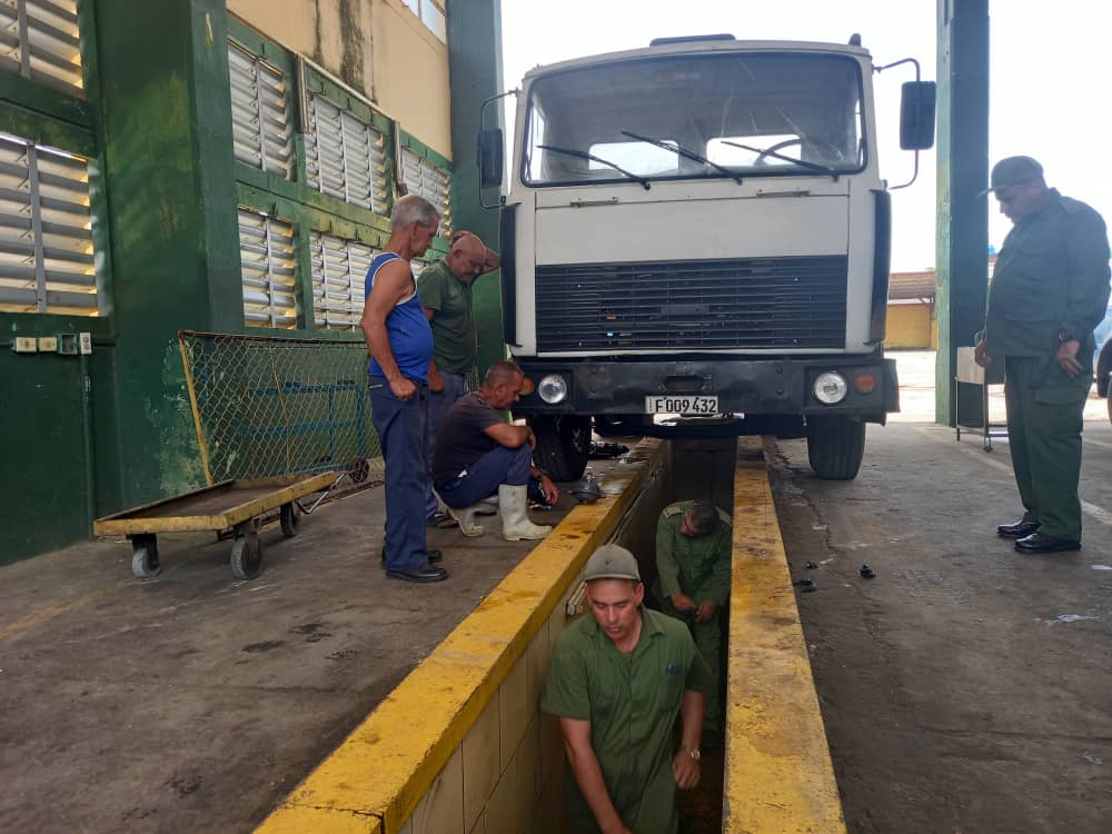 Ya son 64 años de la creación de la especialidad de Tanques y Transporte en las FAR. 
Esas mujeres y hombres que ponen diariamente su empeño y sacrificio en el mantenimiento y reparación de nuestros medios técnicos.
La técnica vale lo que vale el hombre que la maneja
FELICIDADES