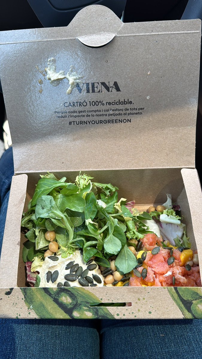 Evaleguey's tweet photo. Nuevamente @VienaRestaurant me vuelve a poner mal mi pedido para llevar en el auto-viena. Cuando no me falta un agua, me ponen una ensalada fish en lugar de una avotuna… y no me doy cuenta hasta que no estoy a punto de comérmela. Odio este salmón y detesto los garbanzos. 🥴 https://t.co/2jEcERmFw4