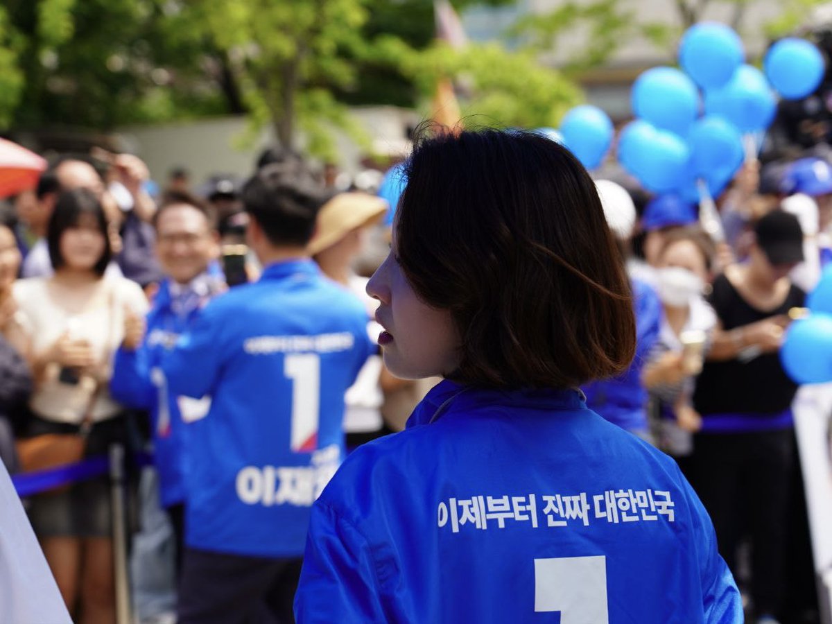 anngwiryeong's tweet image. 사흘간의 수도권 유세를 마치고 제주에 가는 길입니다. 이재명 후보와 함께, 국민 여러분과 함께 대동세상을 향한 길을 멈추지 않고 걸어가겠습니다.

이제부터 진짜 대한민국, 지금은 이재명입니다.