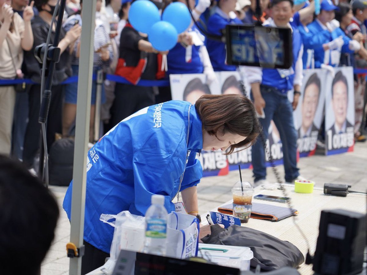 anngwiryeong's tweet image. 사흘간의 수도권 유세를 마치고 제주에 가는 길입니다. 이재명 후보와 함께, 국민 여러분과 함께 대동세상을 향한 길을 멈추지 않고 걸어가겠습니다.

이제부터 진짜 대한민국, 지금은 이재명입니다.