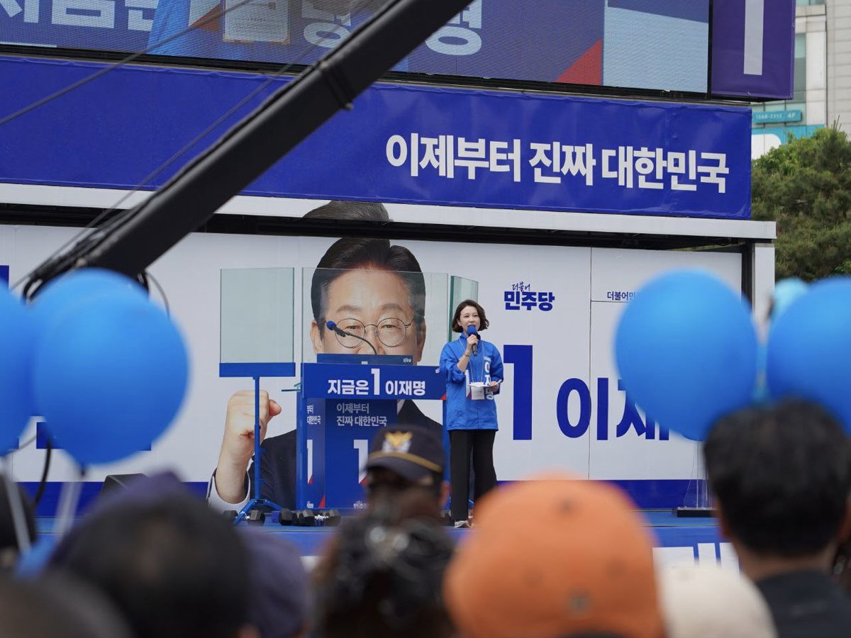 anngwiryeong's tweet image. 사흘간의 수도권 유세를 마치고 제주에 가는 길입니다. 이재명 후보와 함께, 국민 여러분과 함께 대동세상을 향한 길을 멈추지 않고 걸어가겠습니다.

이제부터 진짜 대한민국, 지금은 이재명입니다.