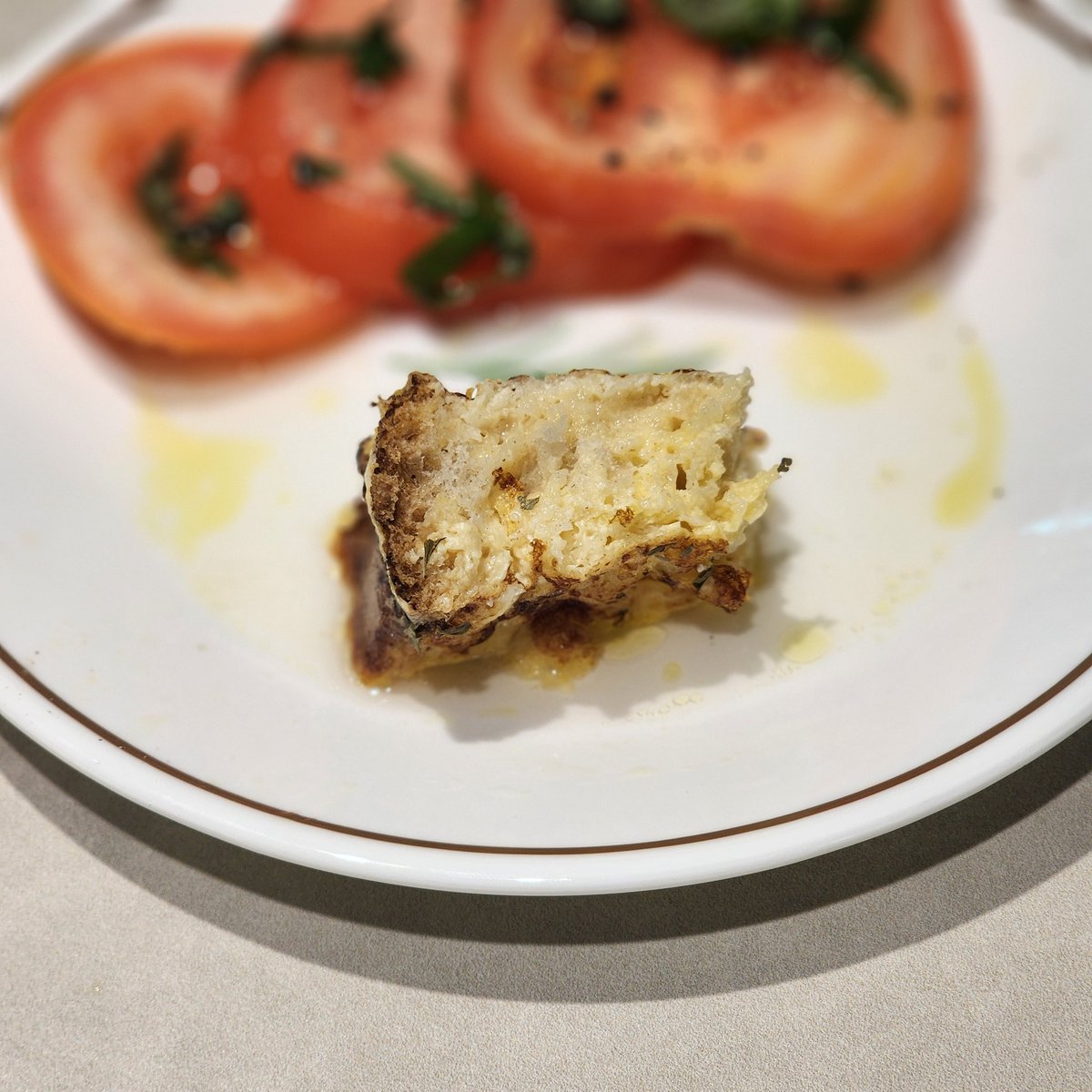 프렌치토스트와 토마토 샐러드 먹었어요! 이렇게 간단한데, 굉장히 맛있어서 샐러드에 좀 더 손이 갔답니다🤣

살짝 뿌린 소금과 새콤한 식초로 토마토의 단맛이 더욱 올라온 토마토 샐러드와 우유, 달걀만 넣은 담백한 프렌치토스트가 정말 잘 어울렸어요