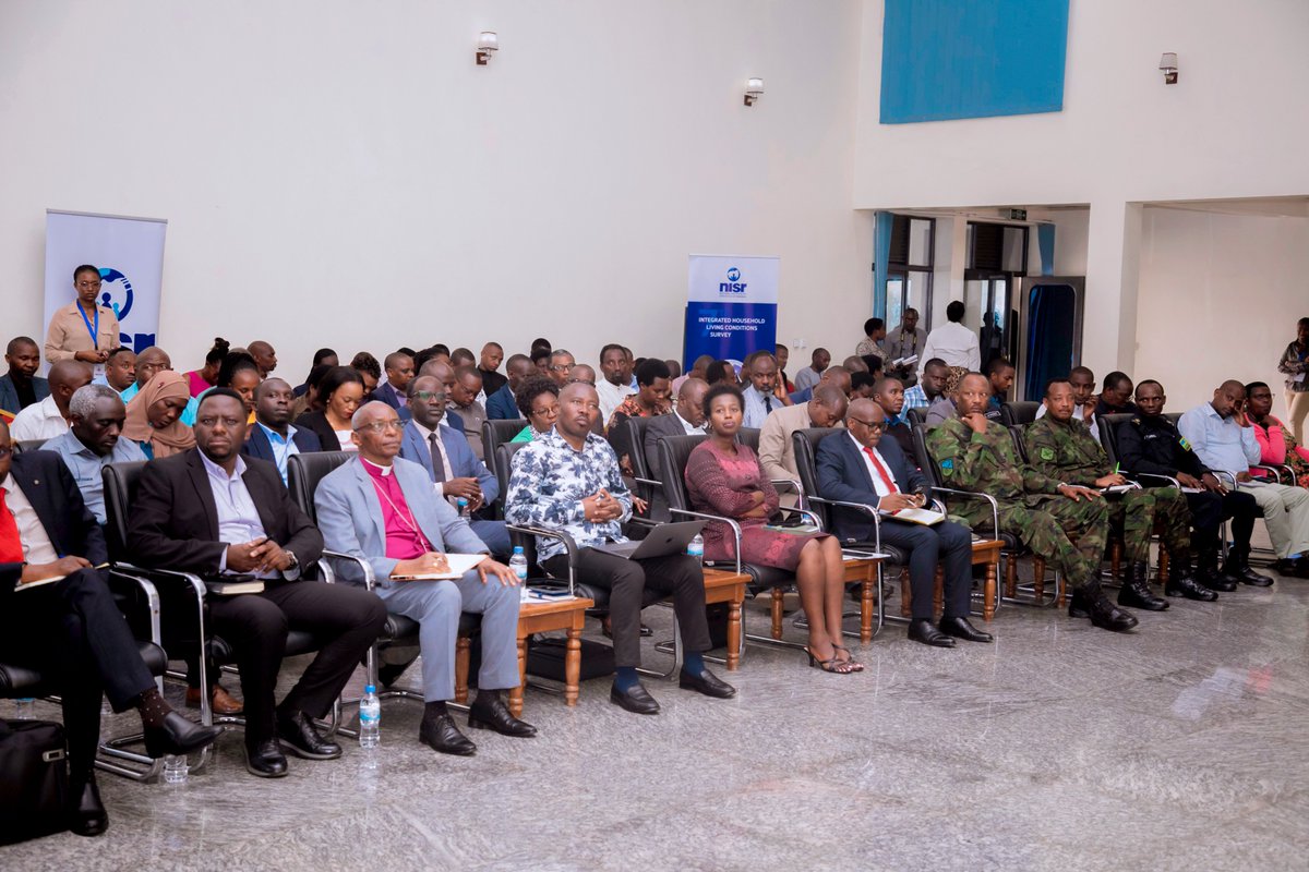 statisticsRW's tweet photo. We held the #EICV7 dissemination workshop in @RwandaWest, bringing together mayors, security organs, and development partners, including faith-based organisations, NGOs, and private sector representatives. The session focused on the Western Province's #EICV7 findings, highlighting poverty and socio-economic trends, improvements, and areas needing more attention.
#RwandaStatistics