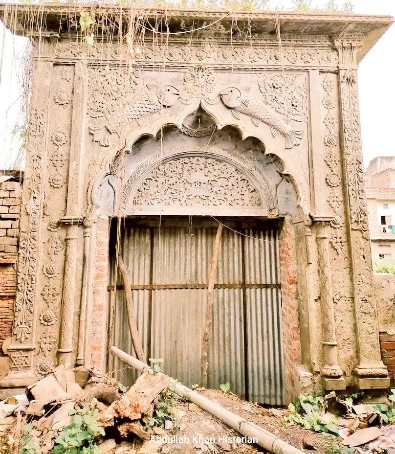 IndiaArtHistory's tweet photo. Ye alag baat hai ki haveliyan ab nahi rahi,
Khandharo se hai hamari aabroo roshan..💔
A 200 yr old dilapidated gateway in #Lucknow.
It belongs to some 'Nawab Sahab'. The Fish emblem synonymous to #Oudh architecture is still intact. https://t.co/asj63anWW3