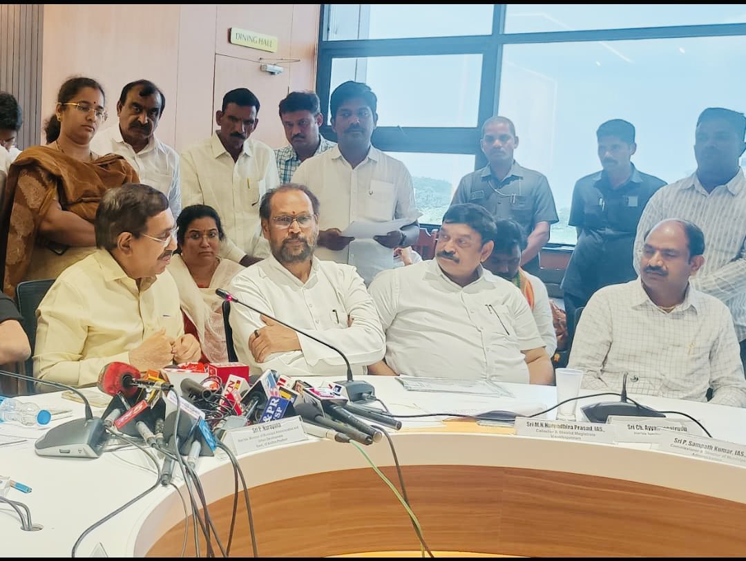 AditiGajapathi's tweet photo. ఆంధ్రప్రదేశ్ రాష్ట్ర మున్సిపల్ అడ్మినిస్ట్రేషన్ & అర్బన్ డెవలప్మెంట్ శాఖ మంత్రివర్యులు శ్రీ పొంగురు నారాయణ గారు అధ్యక్షతన నిర్వహించిన మాస్టర్ ప్లాన్ పై సమీక్షా సమావేశంలో పాల్గొనడం జరిగింది.
#MasterPlanReview #UrbanDevelopment #AndhraPradesh #municipaladministration #vizianagaram #aditiforvizianagaram #aditigajapathiraju