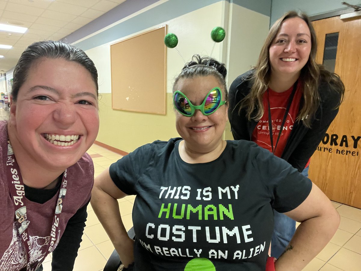 JulieMeranda's tweet photo. I think I might be cut out for this Kindergarten stuff! 😆@CrosbyISD @CharlesRDrewES #abccountdowntosummer #allthingsspaceday https://t.co/qKwbgvx6Uv