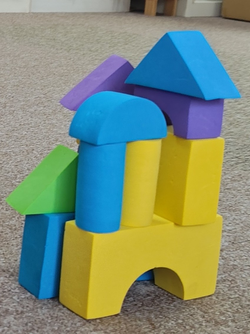 you_calling's tweet photo. 今年の２歳児達が、いつの間にか こんな お城っぽいものを作れるようになっていて衝撃を受けている。 https://t.co/1U4LkqARcX