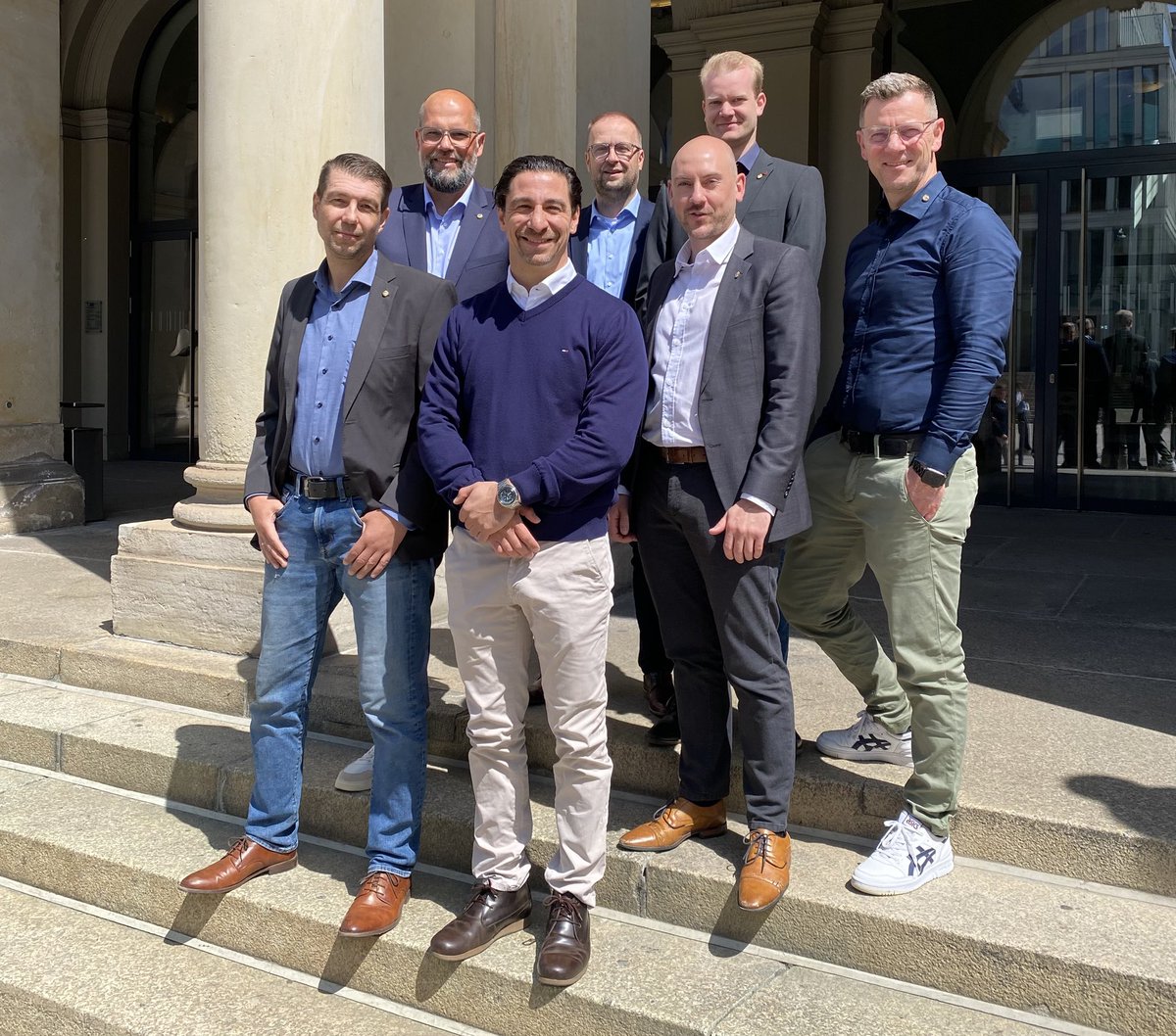 DPolGHH's tweet photo. #DPolGHH ist heute zu Gast in der #Hamburg|er #Handelskammer. Themenschwerpunkt:#OPLAN »Was Unternehmen jetzt wissen u. tun müssen« - Norddeutschland spielt eine zentrale Rolle als logistische Drehscheibe bei der Umsetzung des Operationsplans Deutschland. Handlungsempfehlungen für die Unternehmensführung, sowie Strategien für Ihre Unternehmenssicherheit.