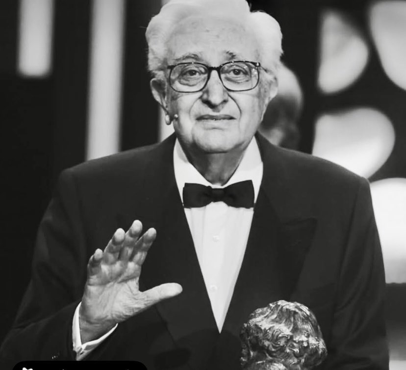 Marimadriles's tweet photo. Hoy nos deja uno de los grandes del cine. El alma de una forma de hacer cine que marcó a generaciones.
Mariano Ozores nos hizo reír como pocos. Su cine, natural, cercano, sin pretensiones, ni esas ínfulas del cine actual. DEP https://t.co/szsvDdEilo