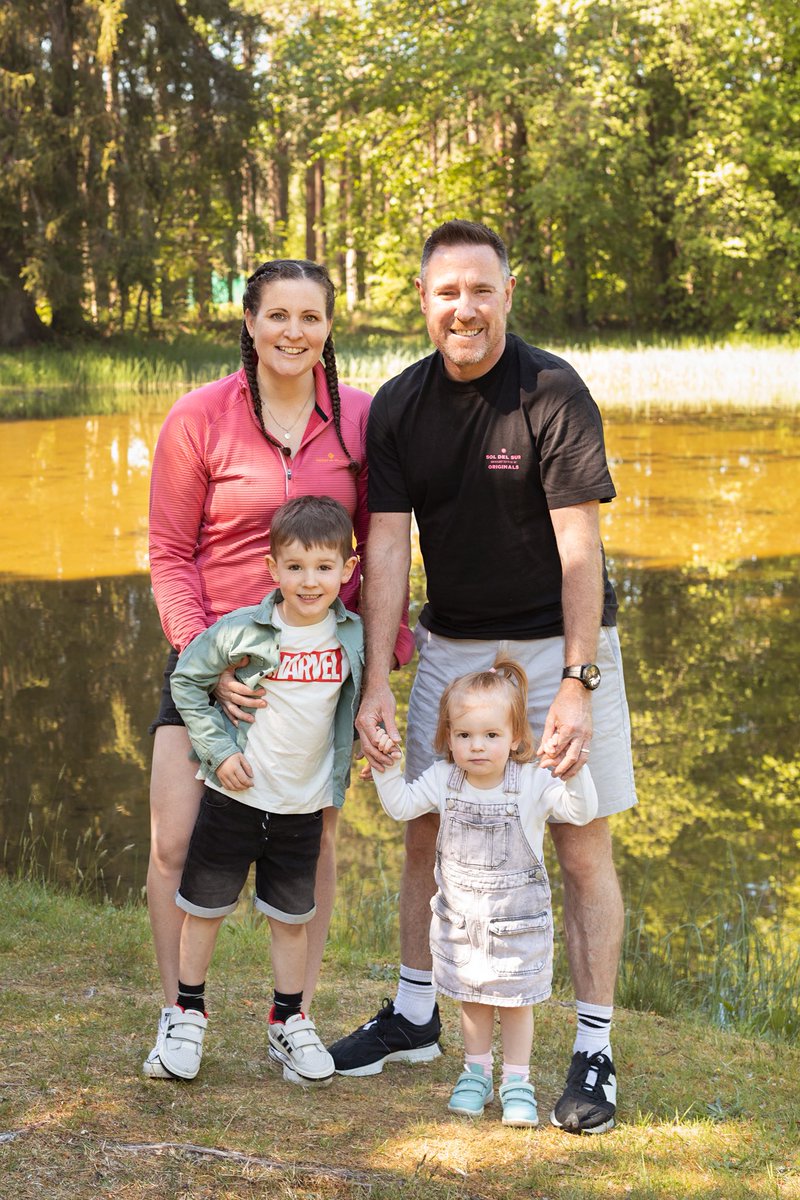 Some family pics! It wall went smoothly honest 😬😂🥰