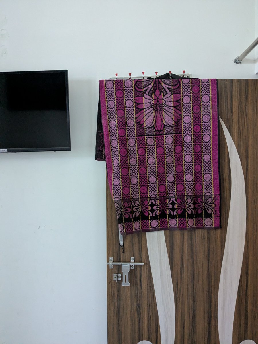 dietbhatura's tweet photo. ye mere dadaji ka towel hai, unko guzre dhai saal ho gaye

dadaji ise jaha rakhte the, dadi abhi bhi waise hi rakhti, har week dhokar wapas taang deti, kahti ye yahaan tanga rahta to lagta tere dadaji bhi yahin hai

i highly doubt our gen can ever get a love like this 😭😭😭 https://t.co/nTatzhKy6j