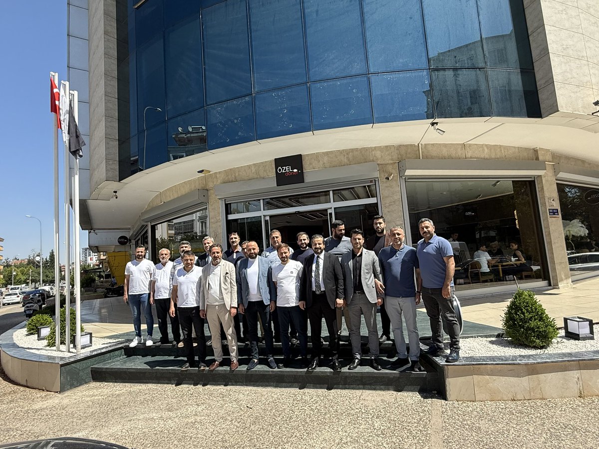 Kıymetli dostlarla birlikte, kardeşimiz <a href="/hhasansadic/">Hasan sadıç</a> ’ın açmış olduğu Özel Döner’e hayırlı olsun ziyaretinde bulunduk. Rabbim bol ve bereketli kazançlar nasip etsin.