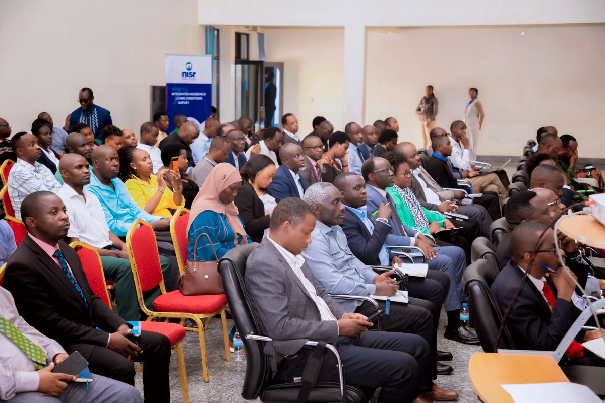 statisticsRW's tweet photo. We held the #EICV7 dissemination workshop in @RwandaWest, bringing together mayors, security organs, and development partners, including faith-based organisations, NGOs, and private sector representatives. The session focused on the Western Province's #EICV7 findings, highlighting poverty and socio-economic trends, improvements, and areas needing more attention.
#RwandaStatistics