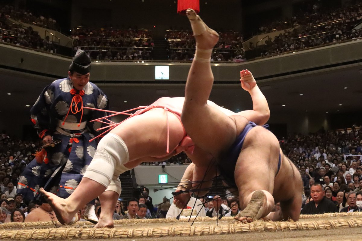 sumokyokai's tweet photo. ＜十一日目の様子＞
幕内取組
#宇良（３勝８敗）　伝え反り　#髙安（２勝９敗）
宇良は自身4度目の伝え反り、髙安には2度決めている。
伝え反りとは→https://t.co/ohFYQFIeVe
#sumo #相撲 #五月場所 #夏場所 https://t.co/fa3h2p4DMx