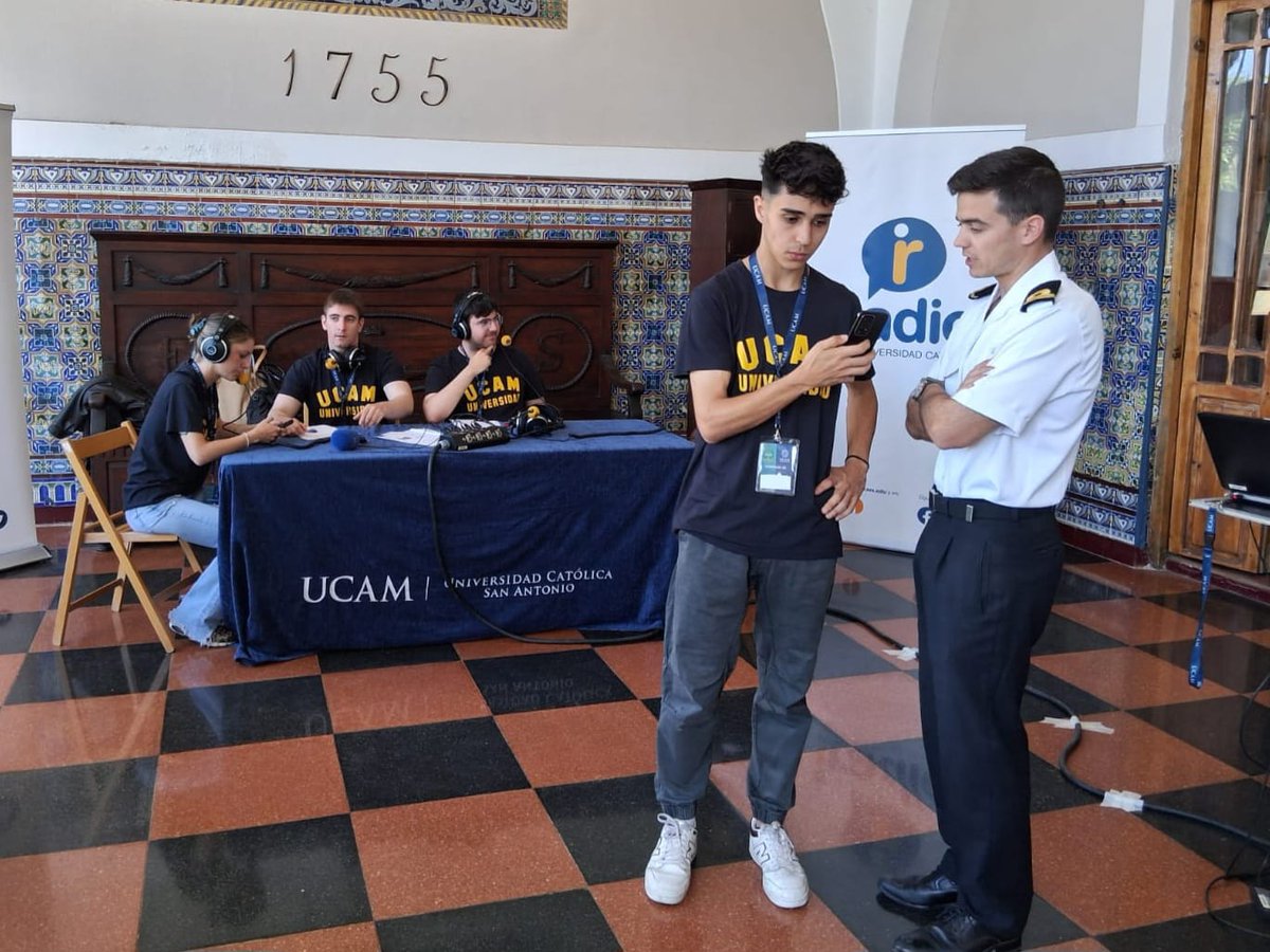 Defensagob's tweet photo. ¡Preparados para informar!

Alumnos de periodismo de la @UCAM participan en el ejercicio #Cartago de @Armada_esp en #Cartagena, simulando la cobertura de un rescate submarino con ruedas de prensa, entrevistas y programas de radio y TV. 

🎙️ Formación práctica en comunicación. https://t.co/IEtB8Efatc