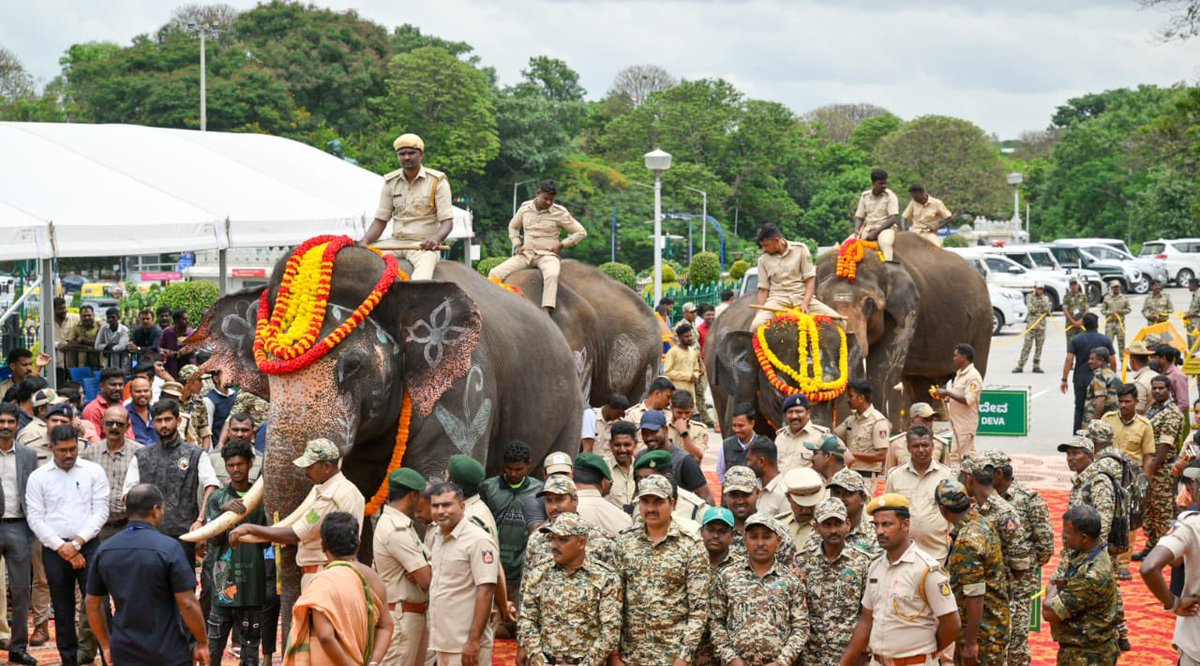 TOI Bengaluru (@toibengaluru) on Twitter photo In #Bengaluru: Andhra DyCM Pawan Kalyan received 5 Kumki (trained) elephants from Karnataka CM Siddaramaiah. In #Bengaluru: Andhra DyCM Pawan Kalyan received 5 Kumki (trained) elephants from Karnataka CM Siddaramaiah.