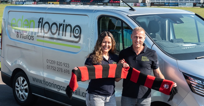 TCFC_Official's tweet photo. 𝗡𝗘𝗪 𝗣𝗔𝗥𝗧𝗡𝗘𝗥𝗦✍️

🤝 Truro City is delighted to announce a back of playing shirt partnership with @eden_flooring 

⬇️ Read more

❤️🖤 #WeAreTheCity