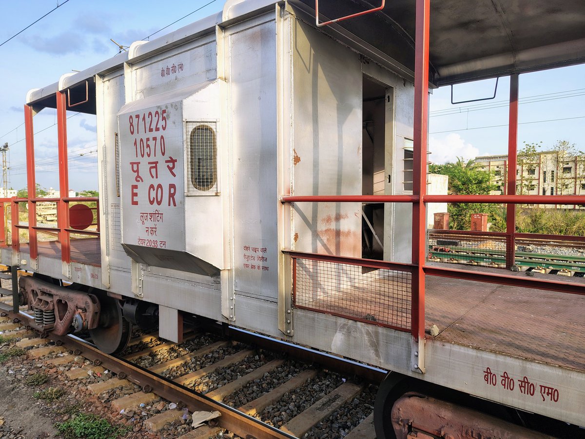 imcr_chandu178's tweet photo. @AshwiniVaishnaw @narendramodi All the BVCM Brake Van in Goods Train needs to be modified as it creates noise/sound more than 10db which is slowly diminishing hearing capacity and huge impact on brain of an employee. 
It's urgent require modification 
Kindly ensure it for Better Future of IR Employees. https://t.co/7tCUxgT7N3