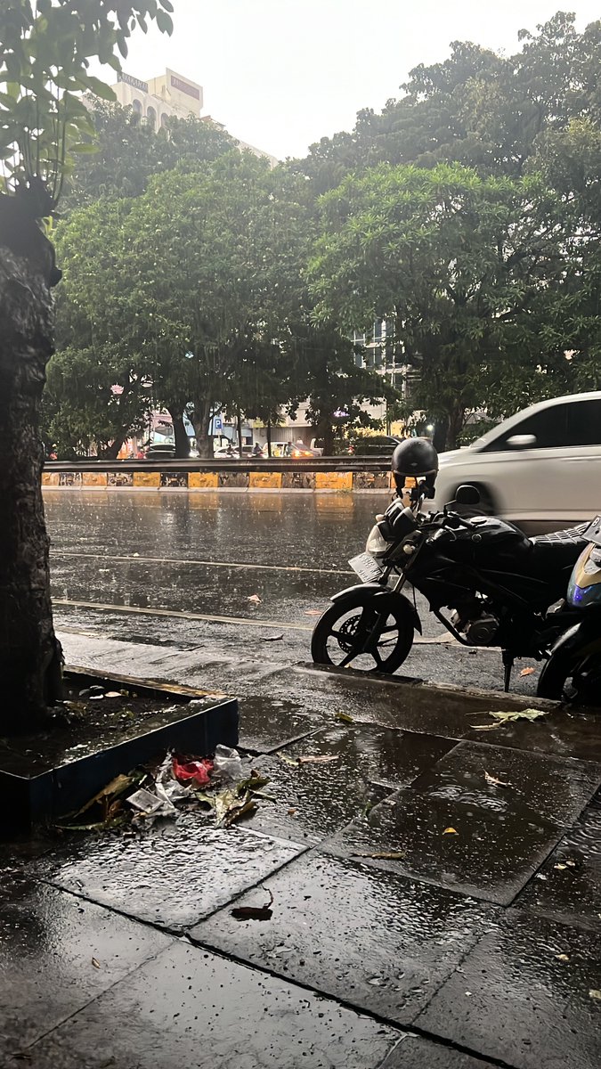 Gw paling BENCI banget sama ujan. Say whatever you say, “ujan itu rejeki syalalala fafifu” BODO AMAT. Lo bisa ngomong gitu karna lo posisinya sama kaya ibu-ibu yg ngomong di kursi belakang mobil di film “Parasite”