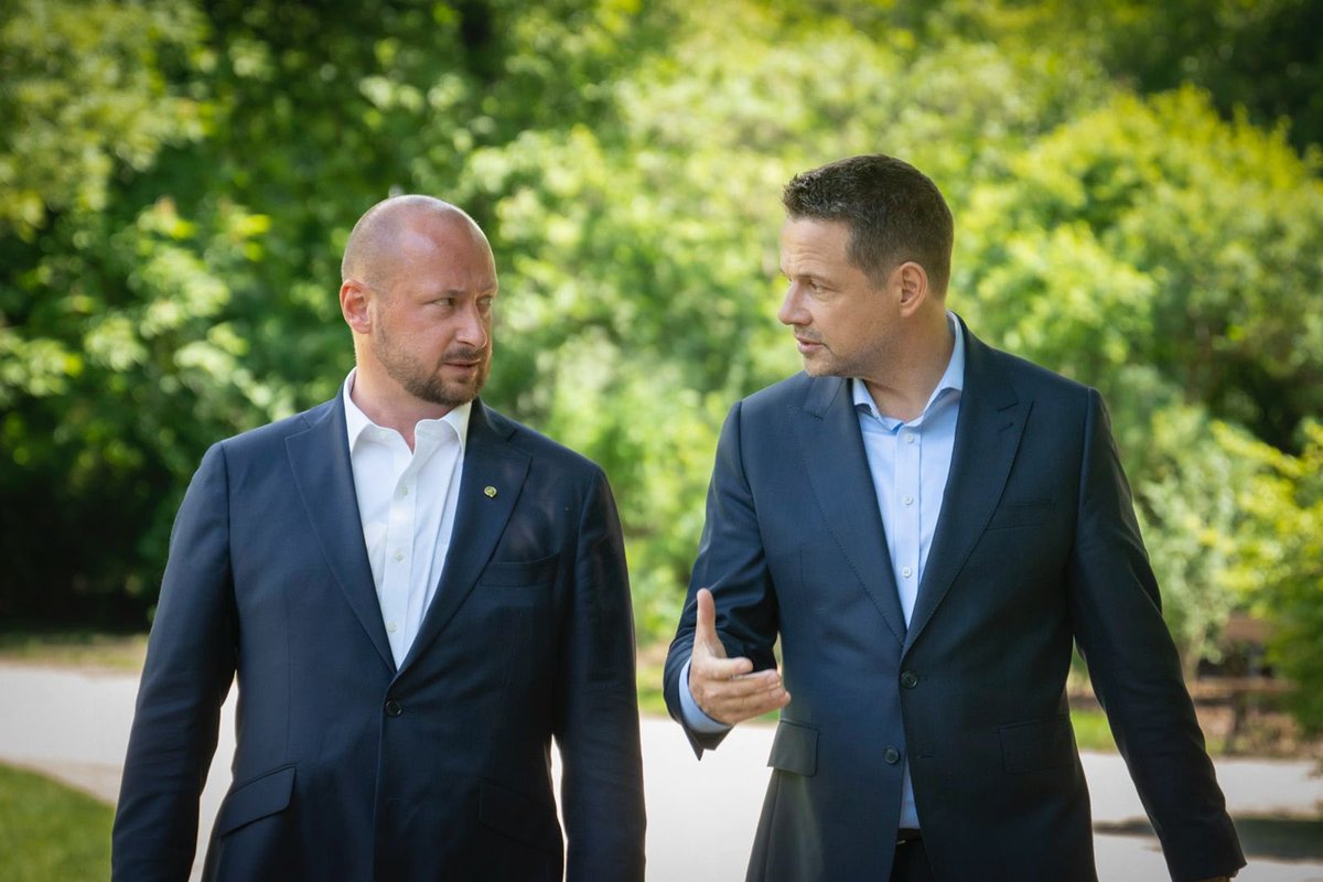 Cieszę się, że minister <a href="/JacekSiewiera/">Jacek Siewiera</a> pozytywnie odpowiedział na moje zaproszenie do współpracy jako społeczny doradca. W sprawach najważniejszych warto sięgać po wsparcie ekspertów z różnych środowisk.

A bezpieczeństwo Polski to zbyt ważna sprawa, żeby co kilka lat robić w