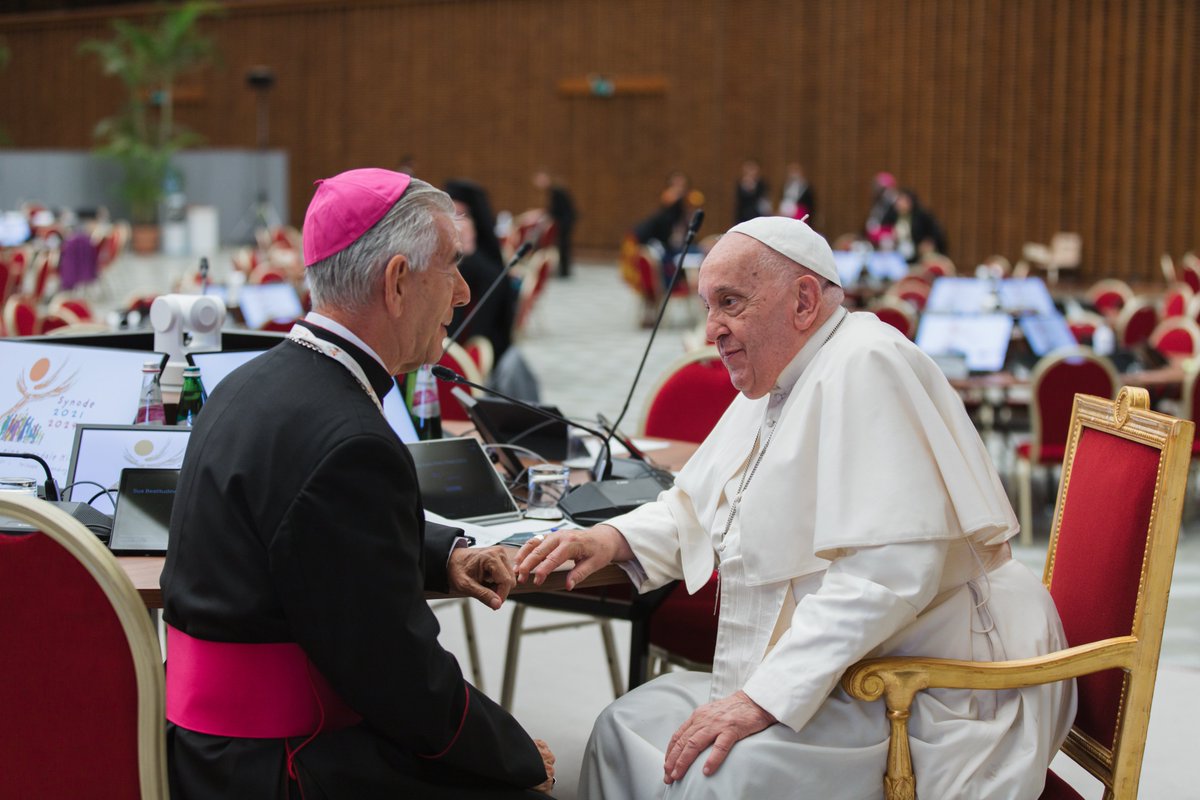marialangaricac's tweet photo. A un mes de su partida, me gustaría dedicar esta publicación a mostrar en imágenes, la increíble capacidad de escucha que tenía #Franciscus.

En el último video que grabó, habla justamente de esto, de aprender a escuchar al otro, incluso como camino hacia la #paz. 

Una de las cosas que más me maravillaba de él, era la atención que ponía al otro, la capacidad que tenía de hacer sentir a todos especiales por medio de la escucha y la atención. 

"TODOS, TODOS, TODOS" así nos hacía sentir, todos éramos igual de importantes, todos cabíamos en esta #Iglesia. 

Y eso, es una de las grandes enseñanzas que nos dejó #PapaFrancisco sobre lo que significa caminar en #sinodalidad.