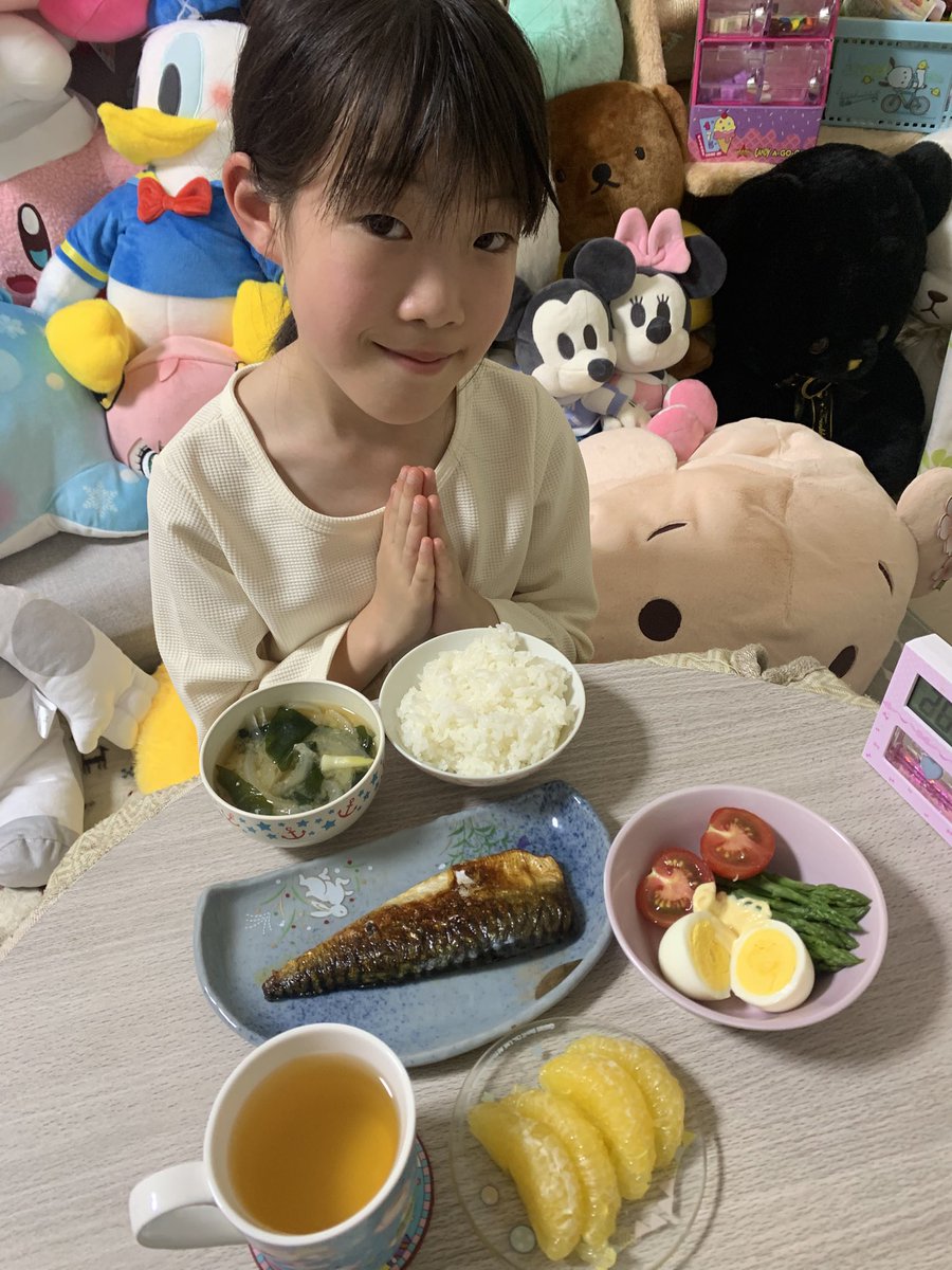yuichang47's tweet image. 色々あって帰宅が遅くなり、20時半の #お夕飯 になっちゃいました💧
#小学生料理人 はお味噌汁を作りながら塩サバを焼く手際の良さ✨
あとは簡単に、アスパラのサラダと、甘夏を剥いて食べました。疲れました😓

#はなちゃんのみそ汁
#おうちごはん
#手抜きごはん
#料理好き女子
