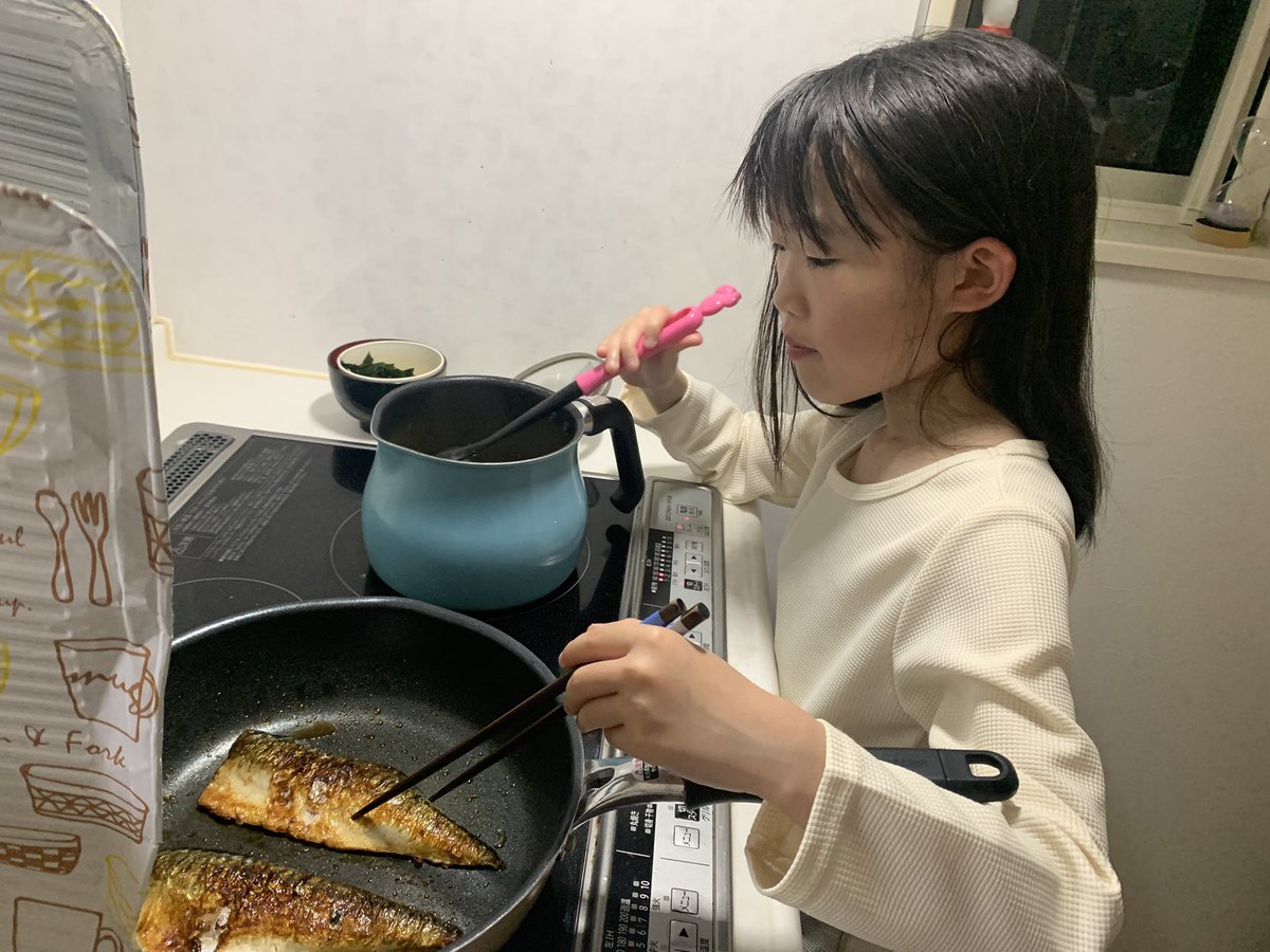 yuichang47's tweet image. 色々あって帰宅が遅くなり、20時半の #お夕飯 になっちゃいました💧
#小学生料理人 はお味噌汁を作りながら塩サバを焼く手際の良さ✨
あとは簡単に、アスパラのサラダと、甘夏を剥いて食べました。疲れました😓

#はなちゃんのみそ汁
#おうちごはん
#手抜きごはん
#料理好き女子