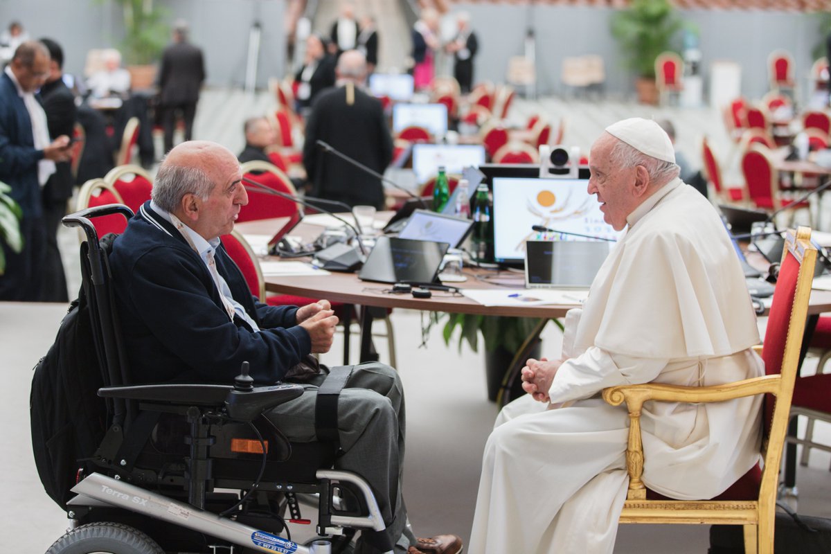 marialangaricac's tweet photo. A un mes de su partida, me gustaría dedicar esta publicación a mostrar en imágenes, la increíble capacidad de escucha que tenía #Franciscus.

En el último video que grabó, habla justamente de esto, de aprender a escuchar al otro, incluso como camino hacia la #paz. 

Una de las cosas que más me maravillaba de él, era la atención que ponía al otro, la capacidad que tenía de hacer sentir a todos especiales por medio de la escucha y la atención. 

"TODOS, TODOS, TODOS" así nos hacía sentir, todos éramos igual de importantes, todos cabíamos en esta #Iglesia. 

Y eso, es una de las grandes enseñanzas que nos dejó #PapaFrancisco sobre lo que significa caminar en #sinodalidad.