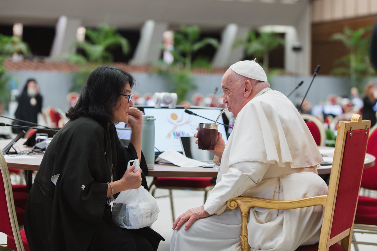 A un mes de su partida, me gustaría dedicar esta publicación a mostrar en imágenes, la increíble capacidad de escucha que tenía #Franciscus.

En el último video que grabó, habla justamente de esto, de aprender a escuchar al otro, incluso como camino hacia la #paz. 

Una de las