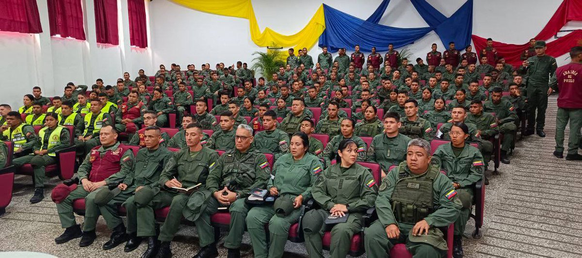 dhernandezlarez's tweet photo. El Sistema Defensivo Territorial conformado por hombres y mujeres eminentemente profesionales, quienes están distribuidos a lo largo de la República se instruyen y finiquitan los detalles, concerniente al aseguramiento y acompañamiento que prestará la Fuerza Armada Nacional Bolivariana en apoyo al Consejo Nacional Electoral.