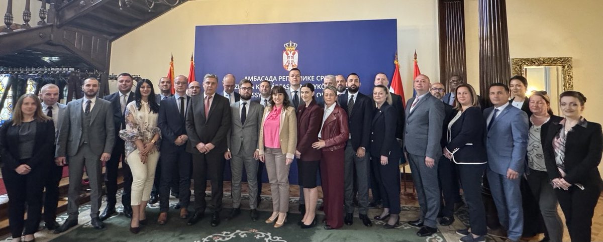 Полазници 14. класе Високих студија безбедности и одбране <a href="/mo_i_vs/">MO и ВС</a> боравили су у посети Будимпешти током које су посетили Амбасаду 🇷🇸. 
Том приликом састали су се са амбасадорком Александром Ђуровић <a href="/Djurovic_Aleks/">Aleksandra Djurovic</a> која их је упознала са билатералним односима Србије и Мађарске.