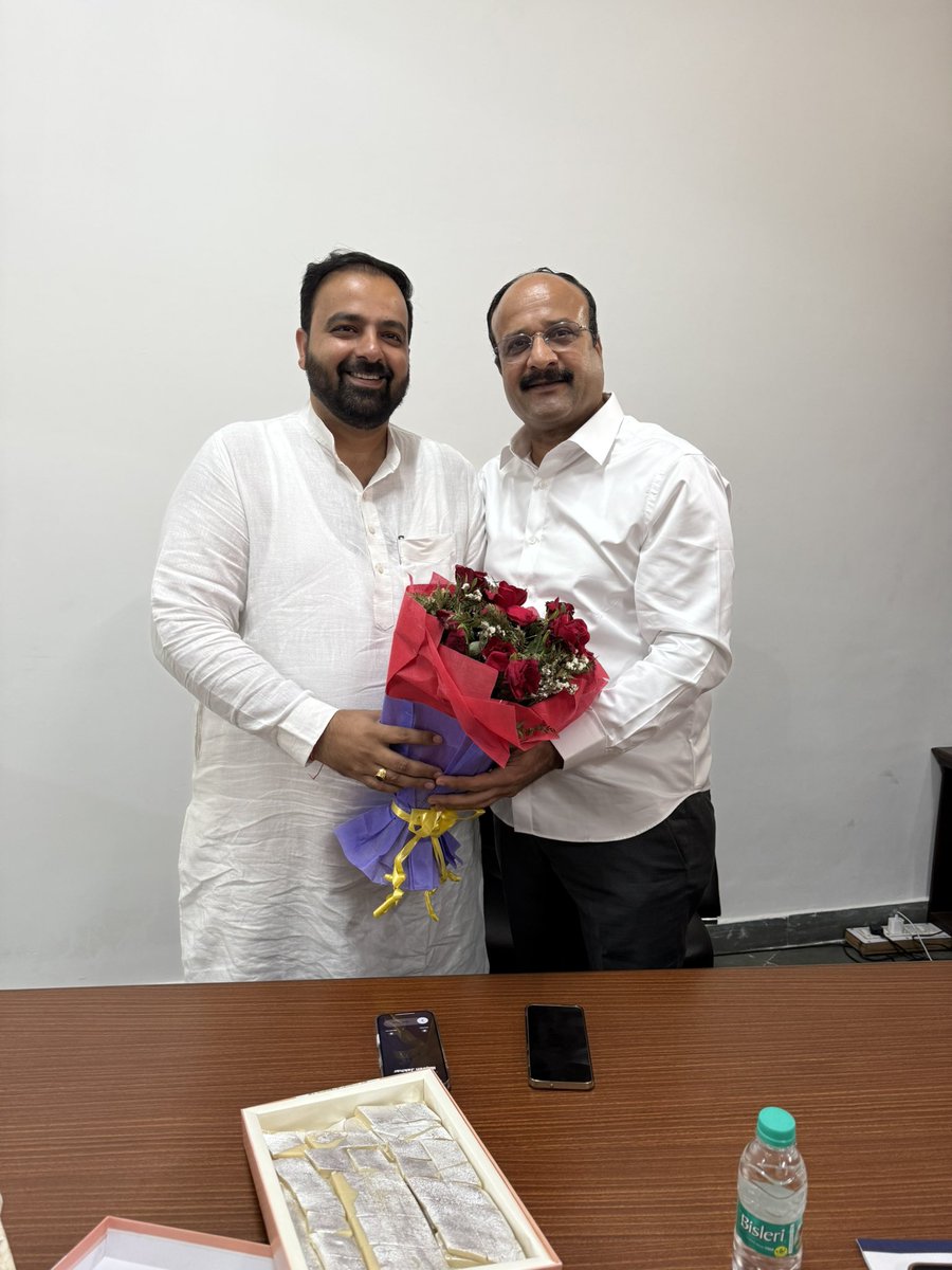 sonusihagdata's tweet photo. हरियाणा ओलंपिक  संघ के अध्यक्ष श्री @CaptJasvinder जी से शिष्टाचार मुलाक़ात हुई।

#Olympic #sports #haryana https://t.co/sGiTb1zFh7