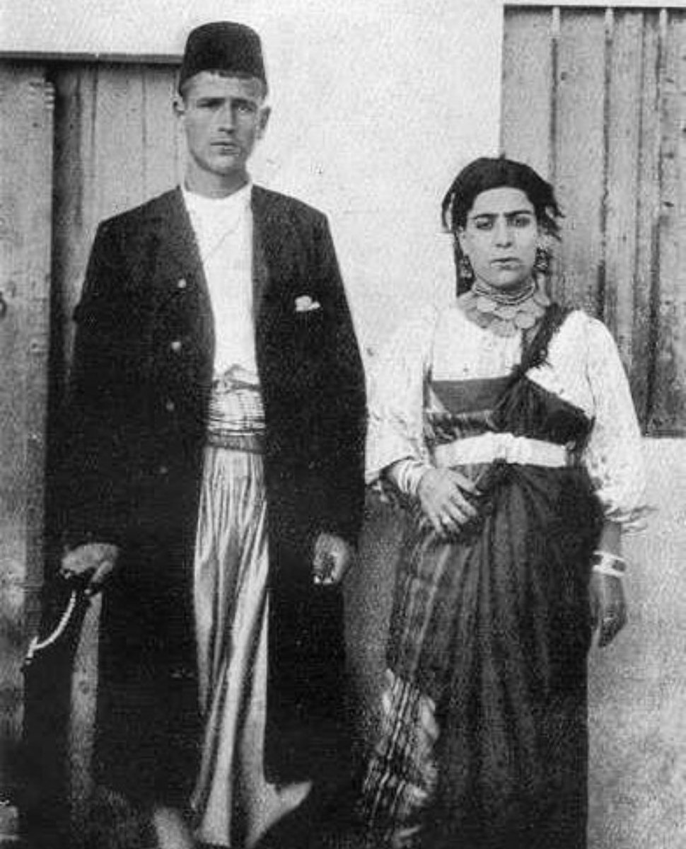 Libyan Jewish couple in local traditional costume. Tripoli, 1908 🇱🇾

📷: Ewald Banse