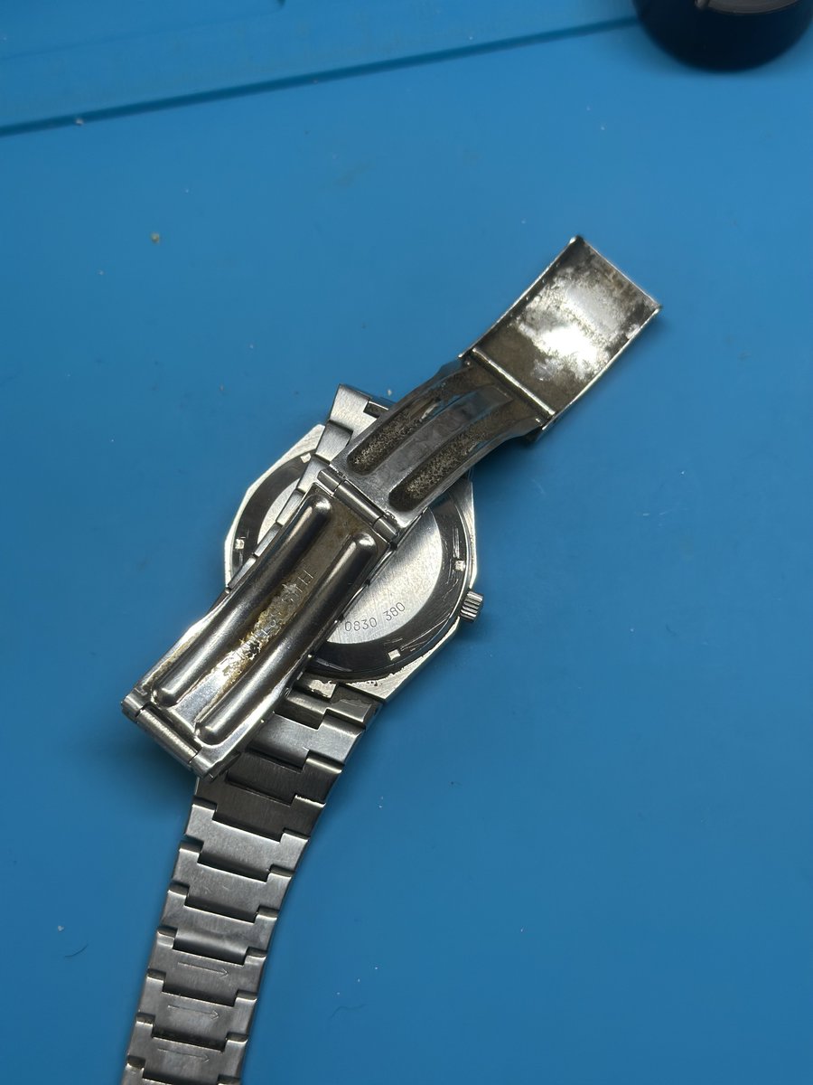Switer2012's tweet photo. Зенит 2572PC это доЕТАшный базовый калибр, который своей механикой подарил множеству брендов лицензированный выпуск собственных механизмов, копии не так интересны как он сам

Многие решения тут очень авангардные, например это один из первых высокочастотников - 28800пк https://t.co/y61S2L2mjw