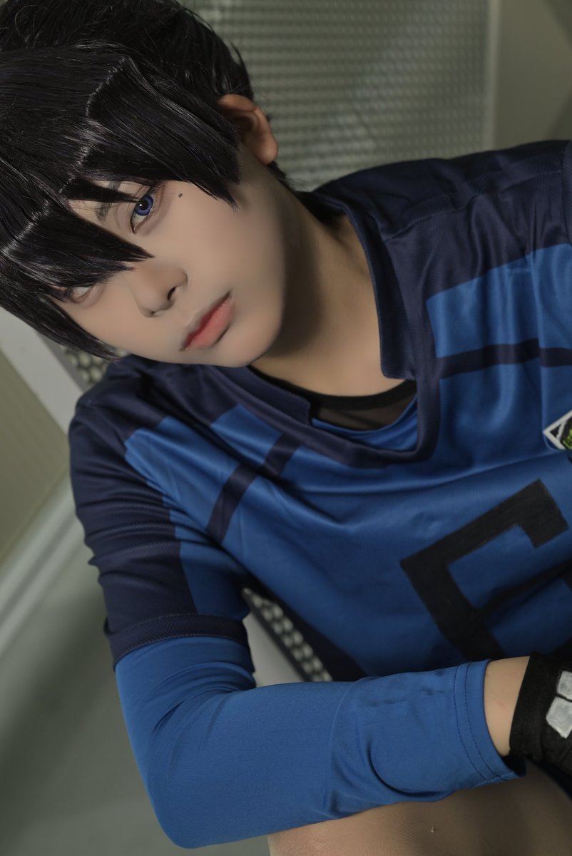 KOOTa_co's tweet photo. ⚠︎Cosplay   🟦⛓️  🐦‍⬛

　　　知性と好奇心を失うな　

📸▶︎@kuro_neko_coss 
#こすふぇ87   #ブルーロックコスプレ https://t.co/rKYiuKp9Nq