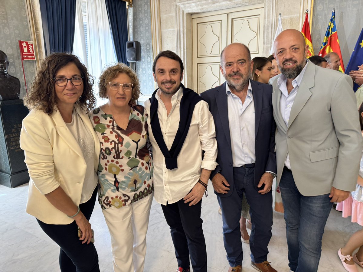 gsocialistalc's tweet photo. 🔥 Comienza la cuenta atrás! 

👏 Enhorabuena al pregonero de las Hogueras 2025, el diseñador Rubén Hernández, y a la diseñadora del cartel oficial, Sofía Escolano. https://t.co/xNg6VkVOw1