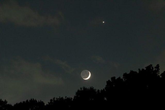 astropics's tweet photo. Moon and Venus https://t.co/W9HqkY7J0n