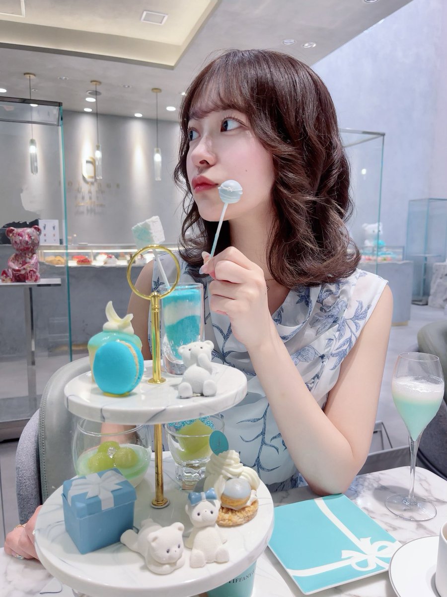 南乃空 坐在椅子上向側方凝視的藝術照