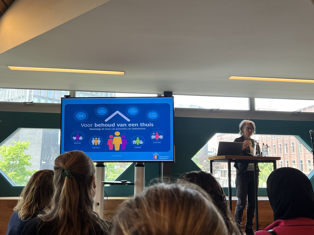 Nu in conferentie over dakloosheid in A’dam met spreker emeritus hoogleraar Judith Wolf. Ze zegt dat er ‘te groot geloof vanuit de overheid is in zelfredzaamheid.’  Vraagt lange weg. Laat mensen niet te snel los. Stel hen centraal ipv ze in een financieringshokje te plaatsen.