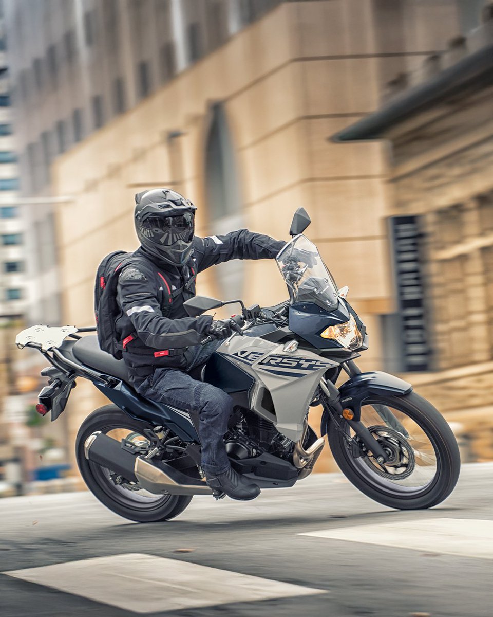 Kawasaki has brought back the Baby Versys to India!
The Versys-X 300 has been priced at Rs 3.79 lakh (ex-showroom). It retains its styling cues as we’ve seen earlier, albeit in new colours! Let’s quickly glance through its numbers —

➡️ 296-cc parallel twin
➡️ 40hp &amp; 25.7Nm
➡️